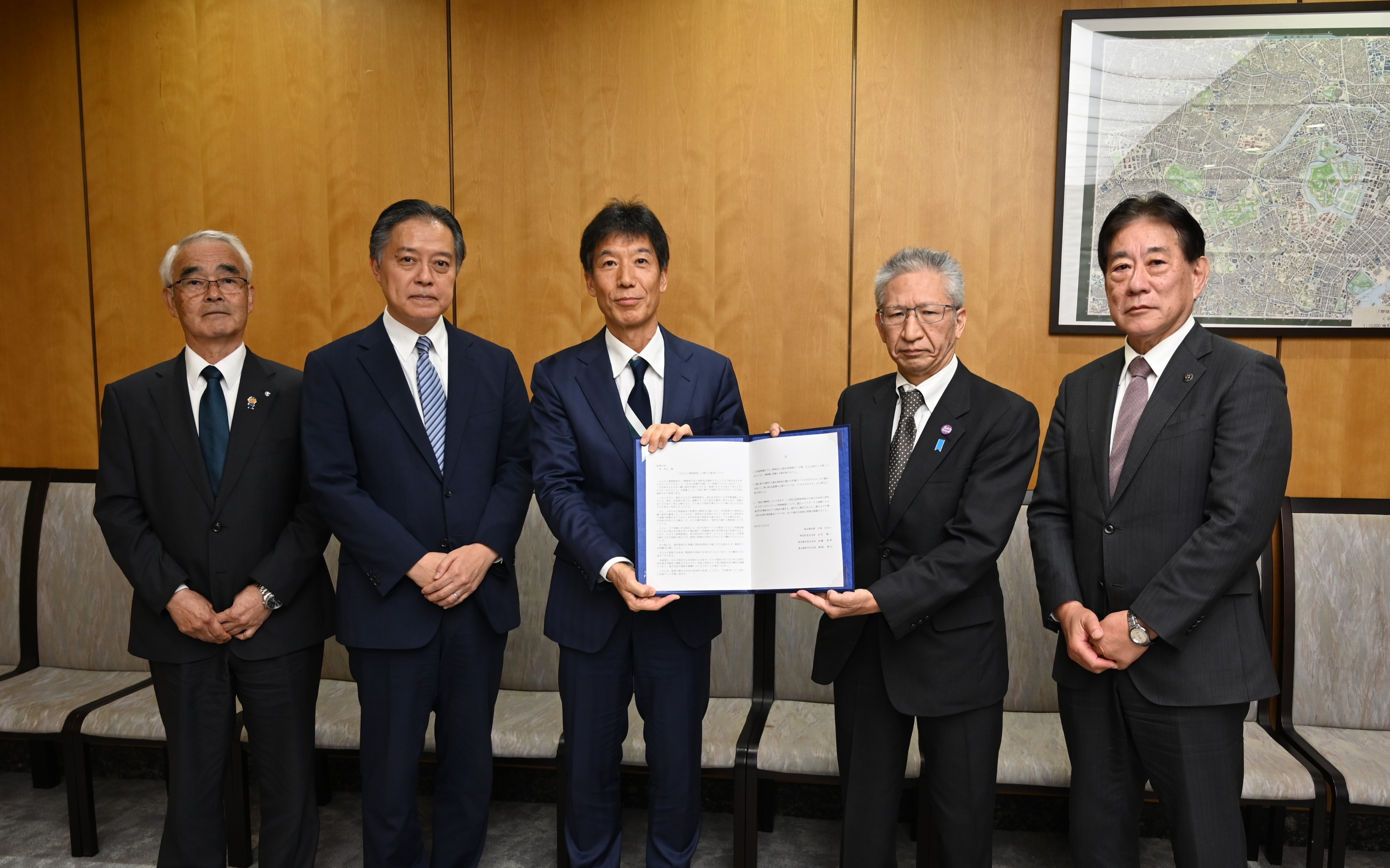 写真：共同要請文手交時の様子